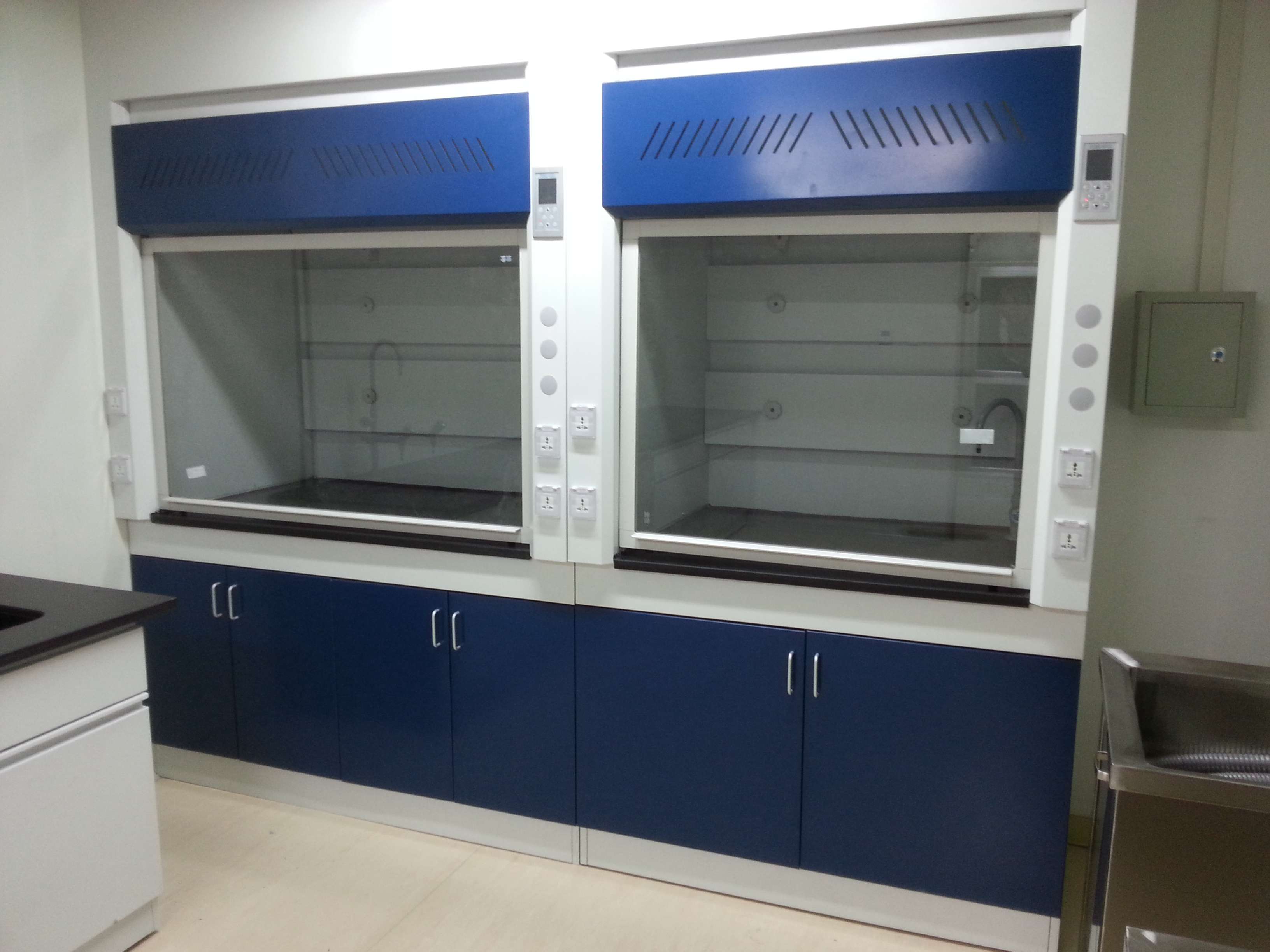 杭州藍(lán)宇通風(fēng)柜分享挑選實(shí)驗(yàn)室通風(fēng)柜上柜的注意事項(xiàng)